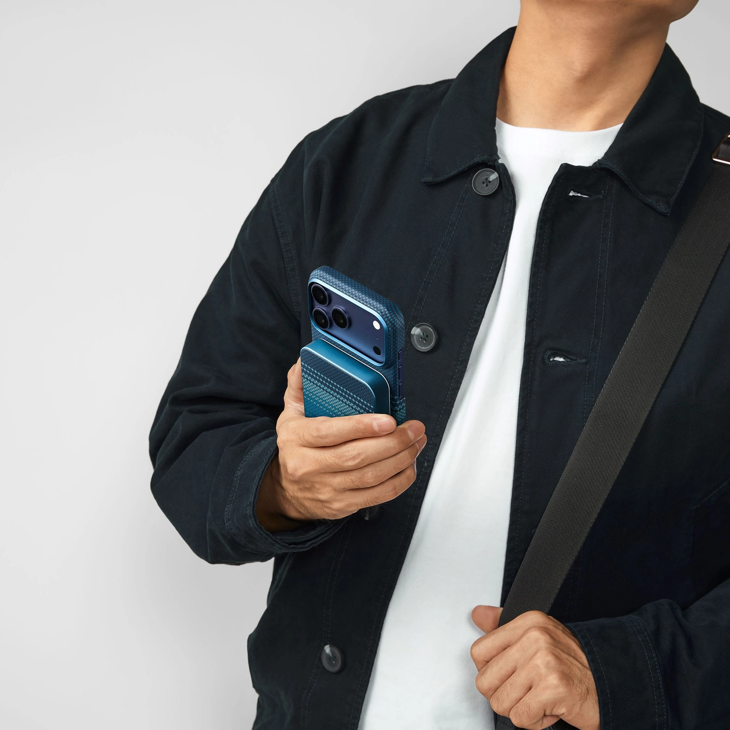 10000mAh magnetic power bank charging a phone on the go