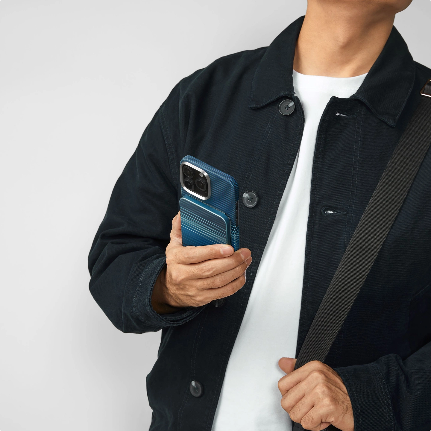 5000mAh magnetic power bank charging a phone on the go